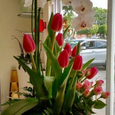 Arreglo de tulipanes con orquidea blanca y mini rosas