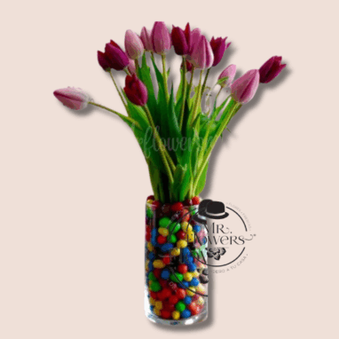 Arreglos para Hombres de Cumpleaños 2 Flores a domicilio -20 Tulipanes con MMs en Florero