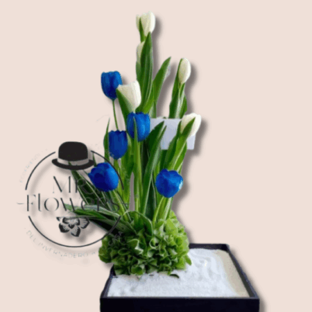 Arreglo Floral con Tulipanes Azules y Blancos - Image 1