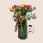 Arreglo Floral con Tulipanes y Orquídeas