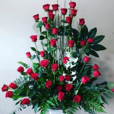 Arreglos para Hombres de Cumpleaños 34 Flores a domicilio -Arreglo floral con 50 rosas con orquideas 1