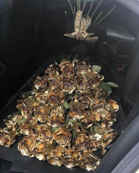 Ramo-con-50-Rosas-Doradas.jpg Ramo con 50 Rosas Doradas - Image 1